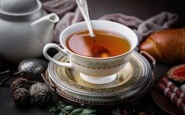 Masadaki kompozisyonda eski arkaplanda çay içilir.