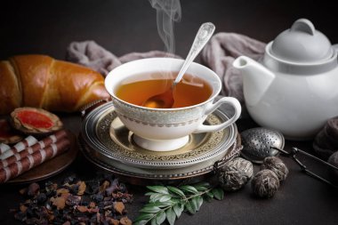 Masadaki kompozisyonda eski arkaplanda çay içilir.