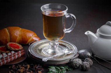 Masadaki kompozisyonda eski arkaplanda çay içilir.