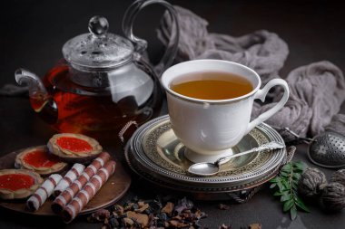 Masadaki kompozisyonda eski arkaplanda çay içilir.