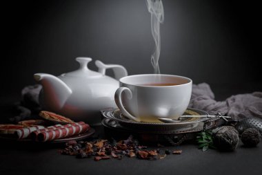 Masadaki kompozisyonda eski arkaplanda çay içilir.