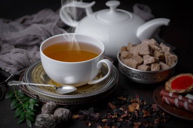 Masadaki kompozisyonda eski arkaplanda çay içilir.