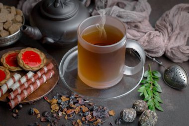 Masadaki kompozisyonda eski arkaplanda çay içilir.