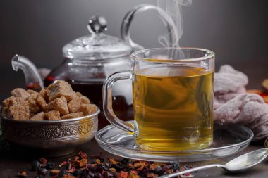 Masadaki kompozisyonda eski arkaplanda çay içilir.