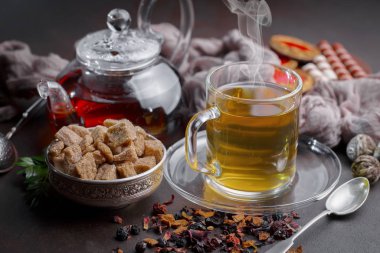 Masadaki kompozisyonda eski arkaplanda çay içilir.