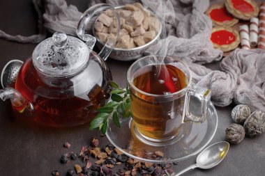 Masadaki kompozisyonda eski arkaplanda çay içilir.