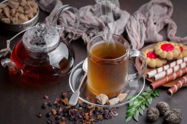 Masadaki kompozisyonda eski arkaplanda çay içilir.