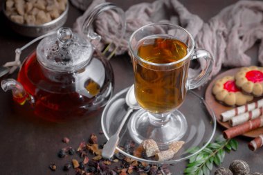 Masadaki kompozisyonda eski arkaplanda çay içilir.