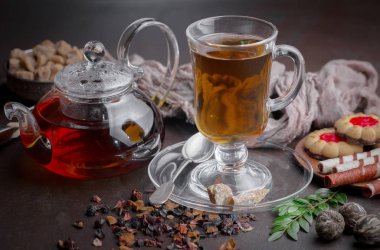 Masadaki kompozisyonda eski arkaplanda çay içilir.