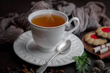 Masadaki kompozisyonda eski arkaplanda çay içilir.