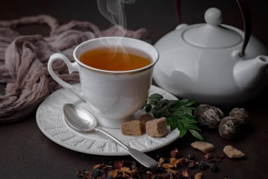 Masadaki kompozisyonda eski arkaplanda çay içilir.