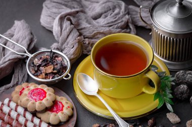 Masadaki kompozisyonda eski arkaplanda çay içilir.