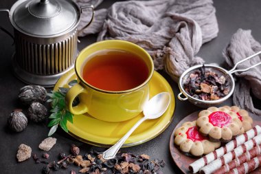 Masadaki kompozisyonda eski arkaplanda çay içilir.