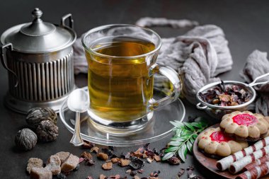 Masadaki kompozisyonda eski arkaplanda çay içilir.