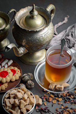 Eski bir arka planda sıcak bir fincan çay..