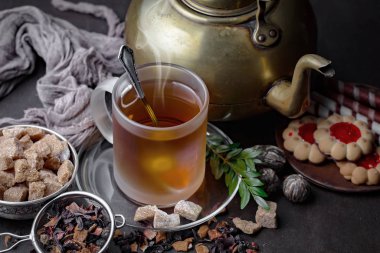 Eski bir arka planda sıcak bir fincan çay..