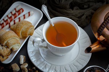 Eski bir arka planda sıcak bir fincan çay..