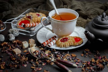 Eski bir arka planda sıcak bir fincan çay..