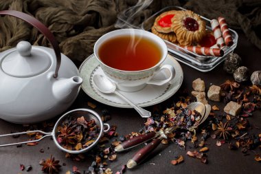 Eski bir arka planda sıcak bir fincan çay..