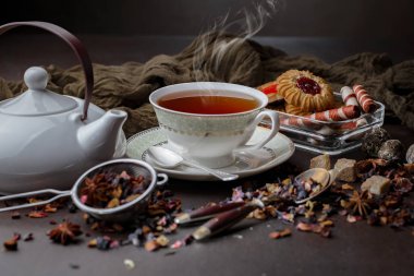 Eski bir arka planda sıcak bir fincan çay..