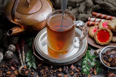 Eski bir arka planda sıcak bir fincan çay..