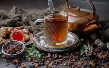 Eski bir arka planda sıcak bir fincan çay..