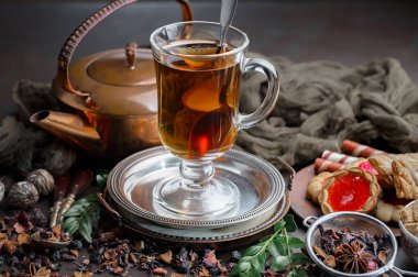 Eski bir arka planda sıcak bir fincan çay..