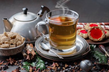 Eski bir arka planda sıcak bir fincan çay..