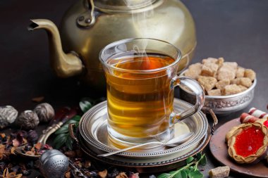 Eski bir arka planda sıcak bir fincan çay..