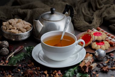 Eski bir arka planda sıcak bir fincan çay..