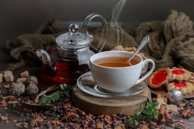 Eski bir arka planda sıcak bir fincan çay..