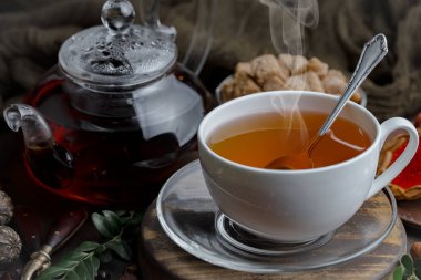 Eski bir arka planda sıcak bir fincan çay..