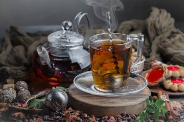 Eski bir arka planda sıcak bir fincan çay..