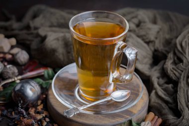 Eski bir arka planda sıcak bir fincan çay..