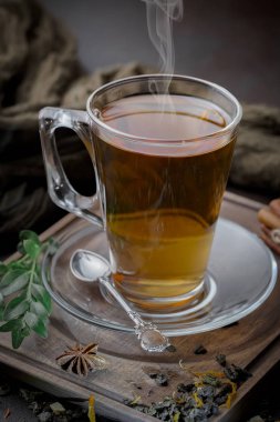 Eski bir arka planda sıcak bir fincan çay..