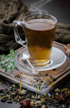 Eski bir arka planda sıcak bir fincan çay..