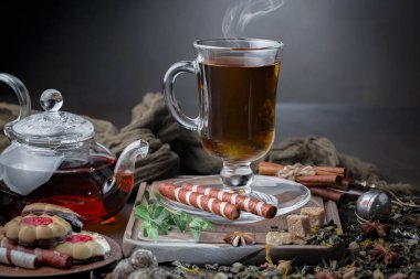 Eski bir arka planda sıcak bir fincan çay..