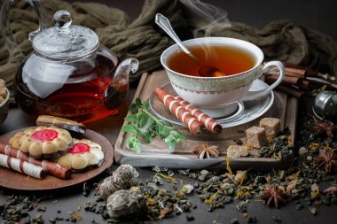 Eski bir arka planda sıcak bir fincan çay..