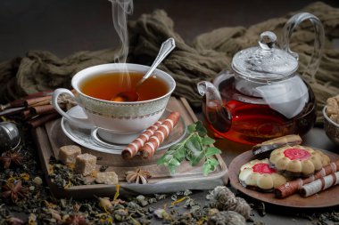 Eski bir arka planda sıcak bir fincan çay..