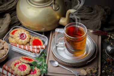 Eski bir arka planda sıcak bir fincan çay..