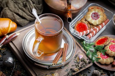 Eski bir arka planda sıcak bir fincan çay..