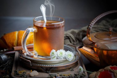 Eski bir arka planda sıcak bir fincan çay..