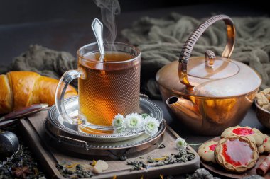 Eski bir arka planda sıcak bir fincan çay..