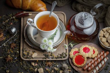 Eski bir arka planda sıcak bir fincan çay..