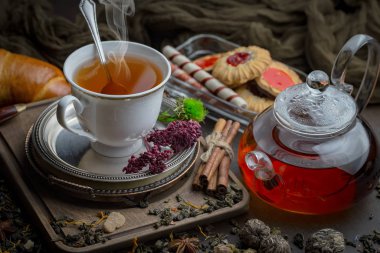 Eski bir arka planda sıcak bir fincan çay..