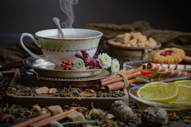 Eski bir arka planda sıcak bir fincan çay..