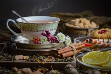 Eski bir arka planda sıcak bir fincan çay..