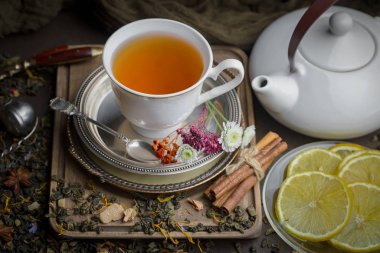 Eski bir arka planda sıcak bir fincan çay..