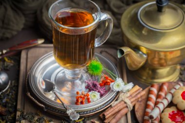 Eski bir arka planda sıcak bir fincan çay..