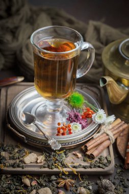 Eski bir arka planda sıcak bir fincan çay..